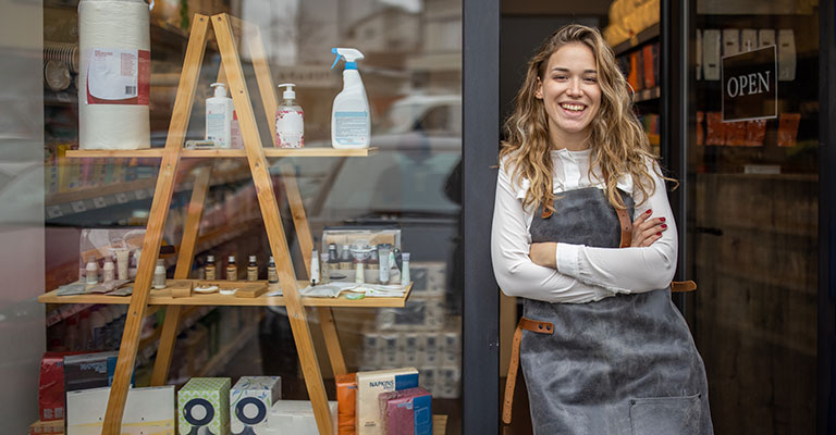 Donna fuori da un'attività commerciale