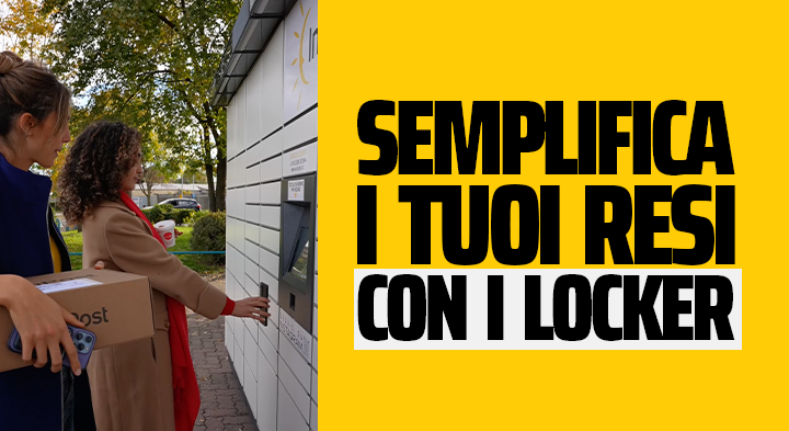 Persona che inserisce un pacco in un locker InPost per effettuare un reso
