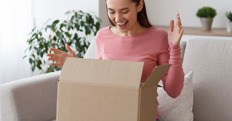 Ragazza contenta di aprire un pacco