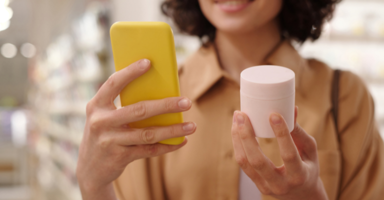 Ragazza con telefono in mano