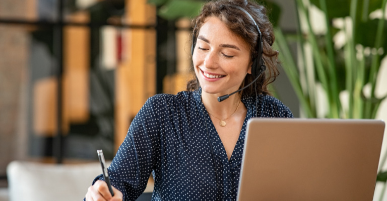 Donna al telefono davanti al PC