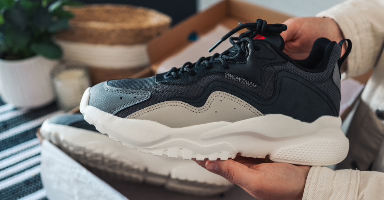 Paio di scarpe in una scatola
