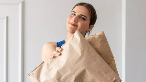 Ragazza con pacchi in mano 