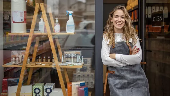 Donna fuori da un'attività commerciale