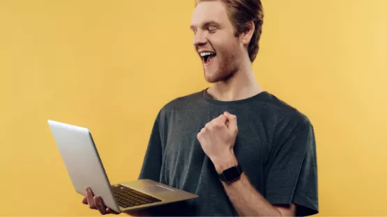 Ragazzo felice mentre guarda lo schermo del PC