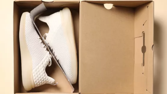 Scarpe all'interno di una scatola