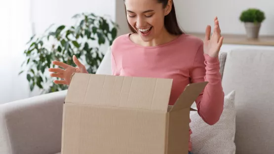 Ragazza contenta di aprire un pacco
