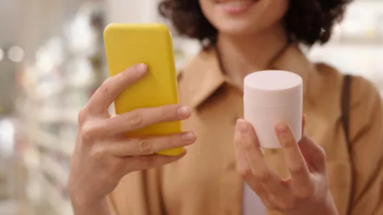 Ragazza con telefono in mano