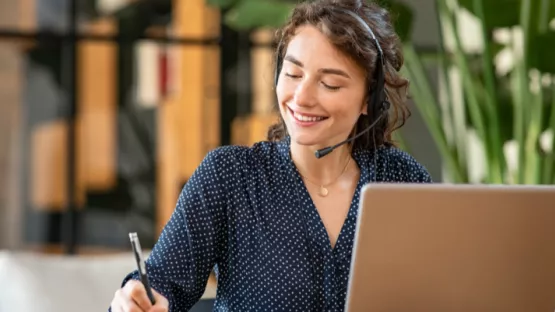 Donna al telefono davanti al PC