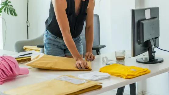 Ragazza che sta preparando un pacco