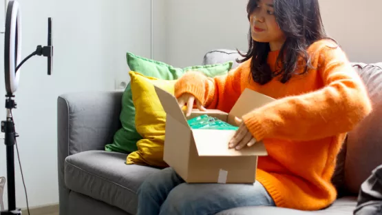 Ragazza che sta preparando un pacco