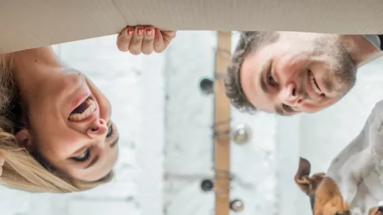 Uomo e donna che si guardano felici