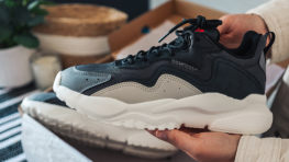 Paio di scarpe in una scatola