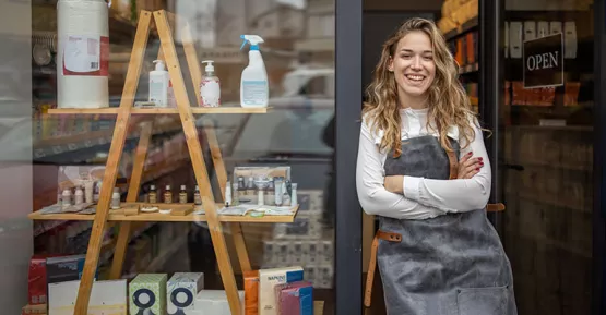 Donna fuori da un'attività commerciale