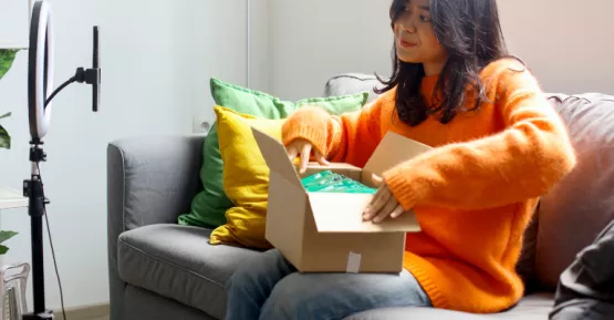 Ragazza che sta preparando un pacco