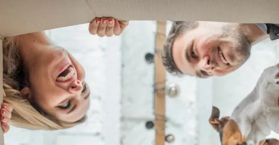 Uomo e donna che si guardano felici